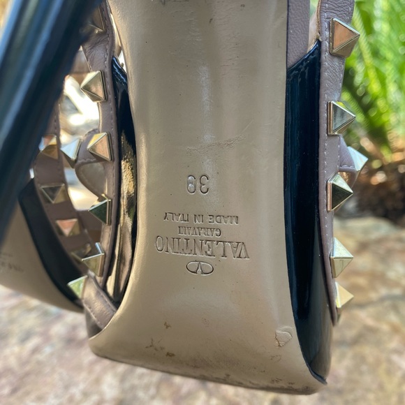 Tan/Black authentic Valentino Garavani rockstud pumps heels that banging combo ! - Picture 9 of 11